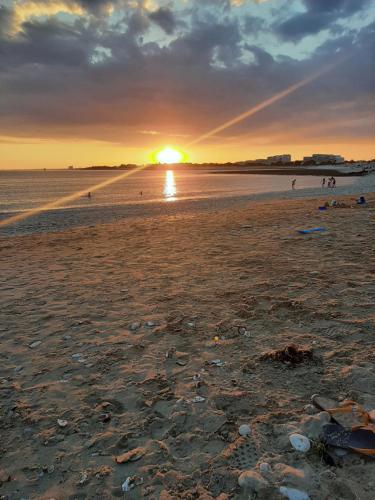 - un coucher de soleil sur une plage bien exposée dans l'établissement Studio neuf proche Océan, à La Rochelle