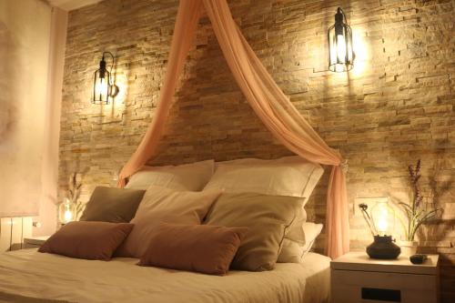 um quarto com uma cama com uma parede de tijolos em La Casita de Ana. Puerta Valencia. Casco antiguo em Cuenca