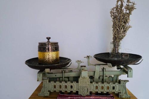 a model of a train with a sink on a table at The Summer Pink House in Lachania