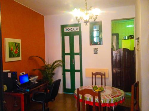 uma sala de jantar com uma mesa e uma sala com uma sala de jantar em Hostel da Providência em Salvador