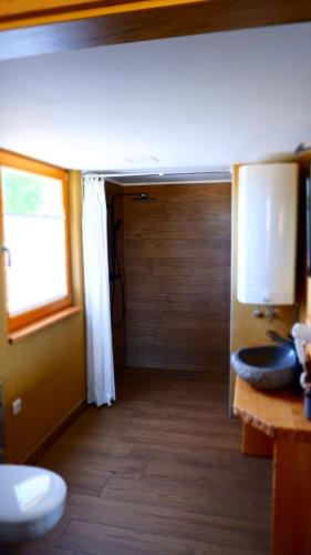 uma casa de banho com um WC e um lavatório em Hiša iz volne em Moravske-Toplice