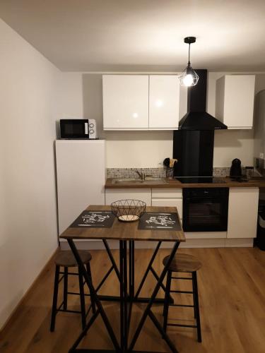 a kitchen with a table and chairs in a room at Appartement Dali centre historique Perpignan in Perpignan