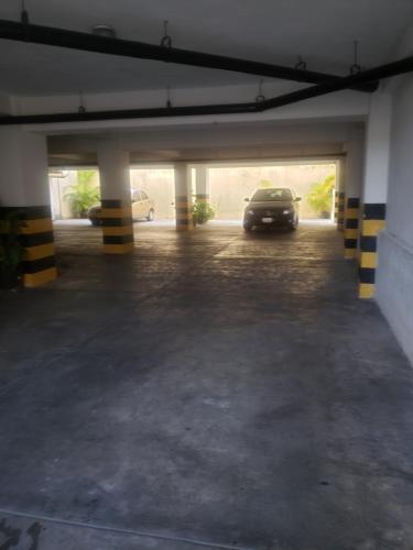 un garage avec une voiture qui y est garée dans l'établissement Hotel La Pequena Valencia, à Valencia