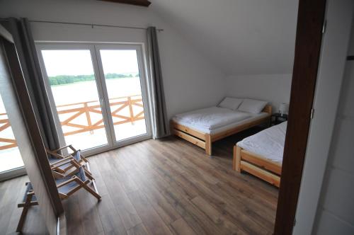 Ένα ή περισσότερα κρεβάτια σε δωμάτιο στο Mazurska Stodola