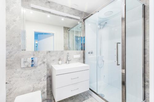 W łazience znajduje się umywalka i prysznic. w obiekcie Apartament Nawigator Giżycko/Wilkasy w mieście Wilkasy
