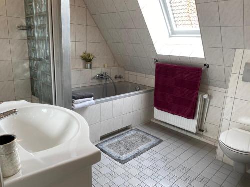 Kylpyhuone majoituspaikassa Ferienwohnung Möwenblick