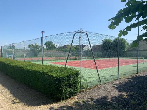 a chain link fence on a tennis court at Demeure Saint Martin in Sourdun