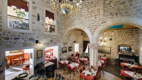 un ristorante con tavoli e sedie in un muro di mattoni di Banica Apartments & Rooms a Spalato (Split)