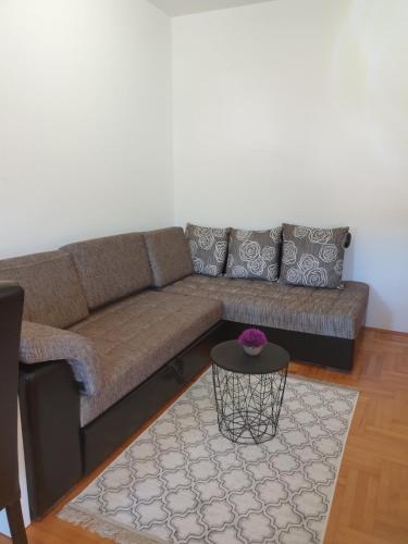 ein Wohnzimmer mit einem Sofa und einem Tisch in der Unterkunft Izdajem studio - apartman in Igalo