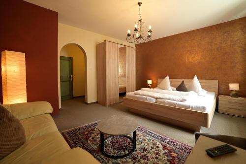 Un pat sau paturi într-o cameră la Hotel Zrenners GARNI