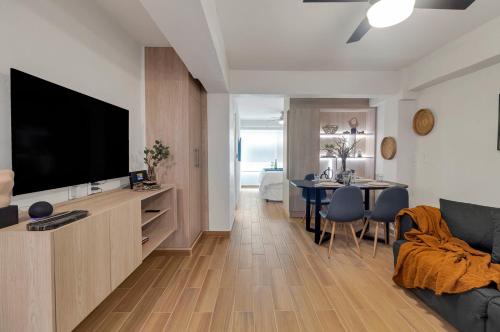 a living room with a couch and a tv and a table at MS Loft Suite Moderno Ubicadísimo 150MB 178A in Casa Blanca La Corregidora