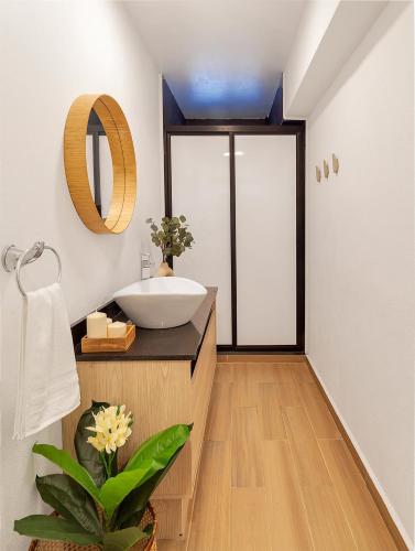 a bathroom with a sink and a mirror at MS Loft Suite Moderno Ubicadísimo 150MB 178A in Casa Blanca La Corregidora