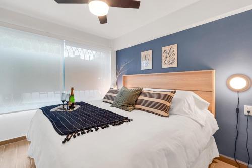 a bedroom with a large bed with a blue wall at MS Loft Suite Moderno Ubicadísimo 150MB 178A in Casa Blanca La Corregidora