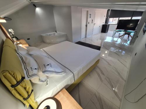 Ein Bett oder Betten in einem Zimmer der Unterkunft ILIA'S Luxury Suites