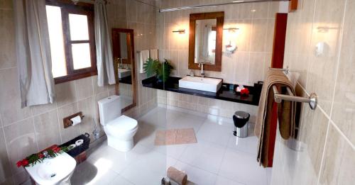 Ett badrum på Domaine Les Rochers