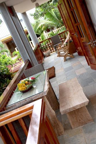 a balcony with a bowl of fruit on a table at Domaine Les Rochers in La Digue