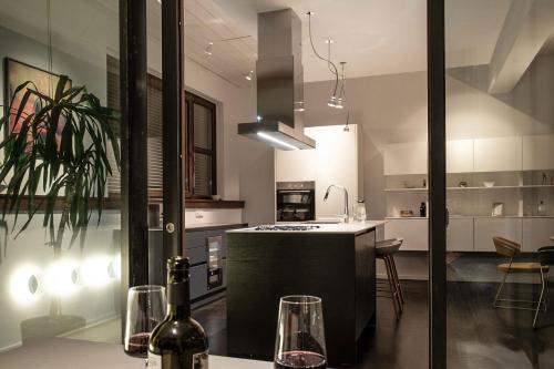 Außervillgraten的住宿－Das MÜHLMANN Loft，一间位于客房中间的带黑岛的厨房