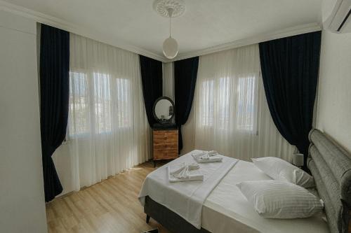 A bed or beds in a room at Begonvil Apart - 1