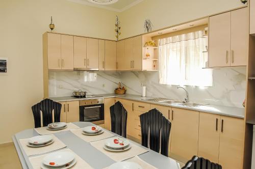 eine Küche mit einem Tisch mit Stühlen und einem Waschbecken in der Unterkunft Apartment close to Balos-Elafonisi and Falasarna! in Kámbos