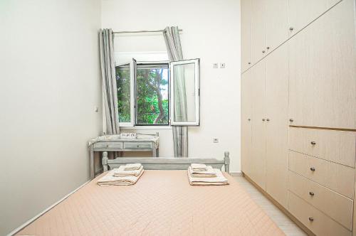 biały pokój z łóżkiem i oknem w obiekcie Apartment close to Balos-Elafonisi and Falasarna! w mieście Kámbos