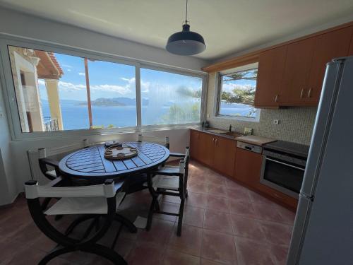 Η κουζίνα ή μικρή κουζίνα στο Amazing view family house!
