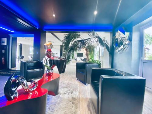 a salon with black chairs and a blue ceiling at Hotel Air-lane in Saint-Léger-sous-Brienne