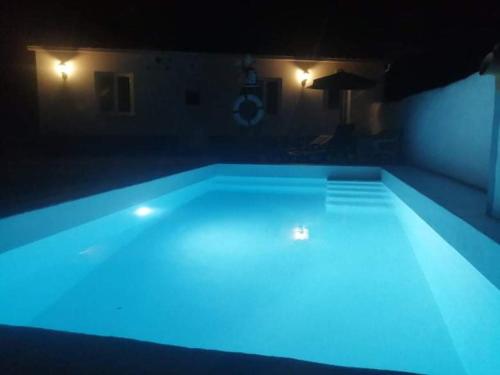 Una piscina con luces azules en una casa. en Casa da Paraventa, en Gaieiras