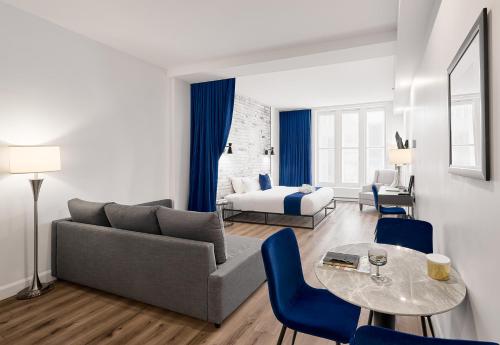 a living room with a couch and a table at Les Lofts du Théâtre in Quebec City