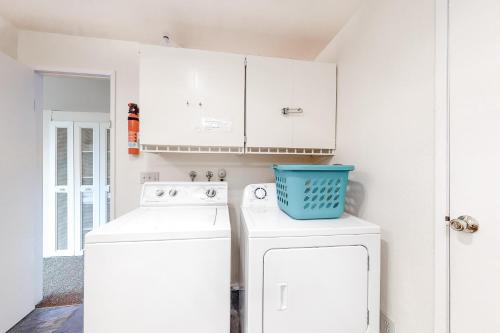 a white laundry room with a washer and dryer at Tidal Links - 4 Bed 3 Bath Vacation home in Bandon Dunes in Bandon