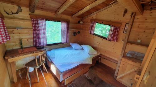 Tempat tidur dalam kamar di Chalets Toplak