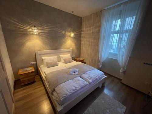 um quarto com uma cama com um bicho de peluche em Safit-Mandala em Mosonmagyaróvár