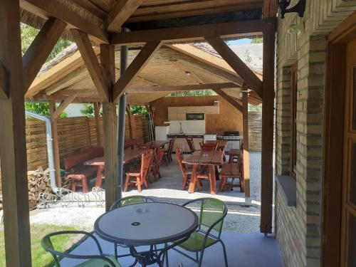 Fotografia z galérie ubytovania Lisztes Apartman (medencés, nádfedeles, Zamárdi) v Zamarádi
