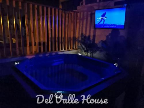 Una gran bañera azul en una habitación con TV en Del Valle House en Ica
