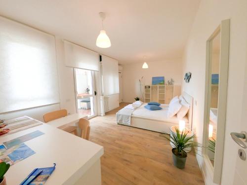 1 dormitorio con 1 cama y 1 mesa en una habitación en Suite LightHouse, en Cagliari