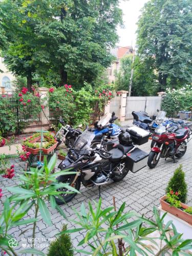 Taman di luar Pensiunea Buon Gusto Sibiu-motorcyle friendly,city center