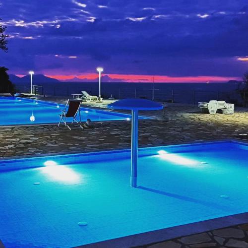 Matthews Beach Houseの敷地内または近くにあるプール