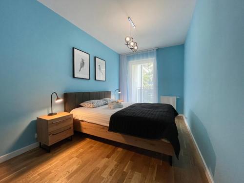 Un pat sau paturi într-o cameră la HomeStay 2 Apartment with Parking