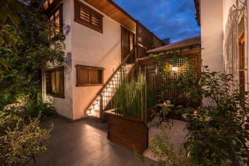 a courtyard of a house with a fence and plants at Esencia Hotel Boutique in Viña del Mar