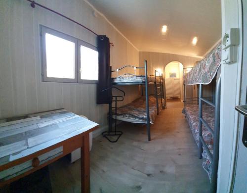 La MaranaにあるClematissoの二段ベッド3組、窓が備わる客室です。