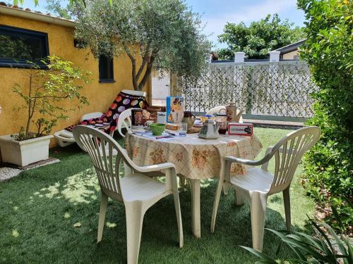 La MaranaにあるClematissoのテーブルと椅子2脚が備わる庭