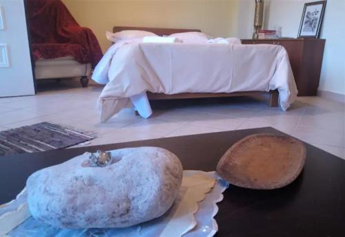 - une chambre avec un lit et une table dans l'établissement Paradise comfortable apartment, à Thessalonique