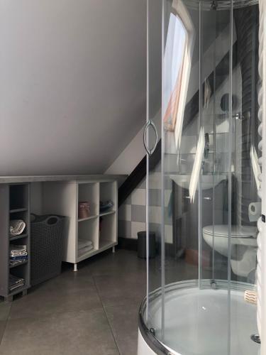 Ένα μπάνιο στο Apartament Ernesta