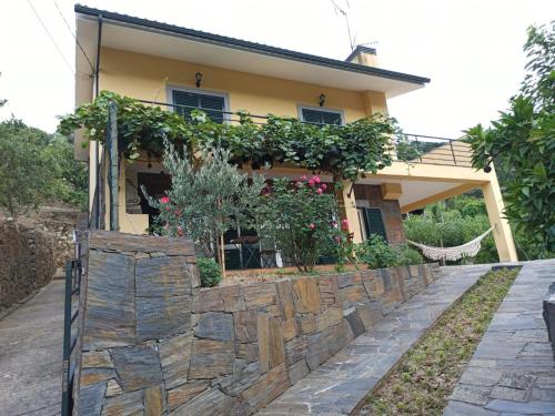 a house with a retaining wall and a fence at Vineyards Valley House in Penajoia