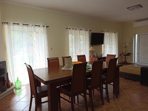 a dining room with a table and chairs at Vineyards Valley House in Penajoia
