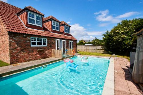 The Coastal Gem - Private Heated Pool - Hot-Tub