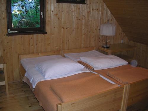 Tempat tidur dalam kamar di Camping Pivka Jama Postojna