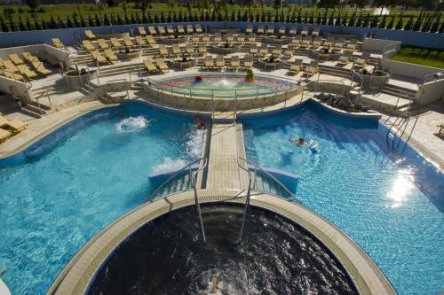 una vista aérea de una piscina en un complejo en Apartment Moravske Toplice, en Moravske Toplice