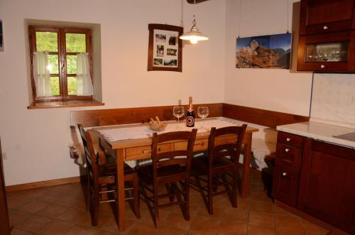 cocina con mesa de madera y algunas sillas en Holiday Home Natura, en Bovec