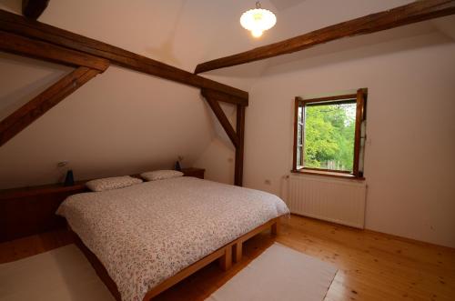 um quarto com uma cama num sótão em Holiday Home Natura-impressive views em Bovec