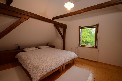 1 dormitorio con 1 cama en el ático en Holiday Home Natura, en Bovec